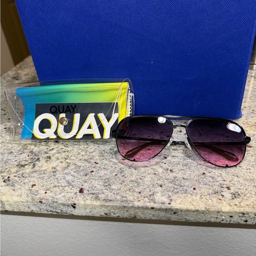 Quay Australia High Key Gradient Sunglasses - Black and Pink